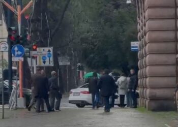 Mandati i Ballukut!? E ngarkuara e Ambasadës së SHBA në Tiranë “zbarkon” në zyrën e Peleshit