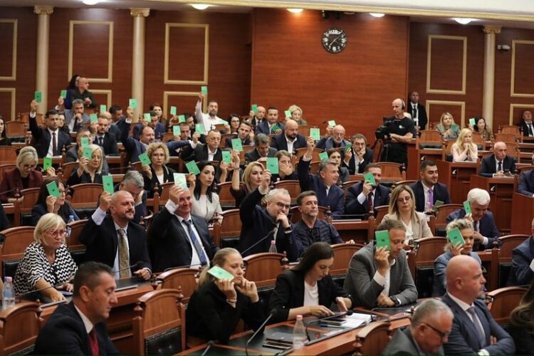 Gjyqi në Hagë, Kuvendi i Shqipërisë miraton deklaratën për pafajësinë e ish-liderëve të UÇK