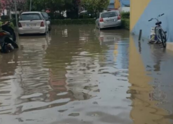 Reshjet e shiut përmbysin Lezhën, probleme me energjinë elektrike në disa zona