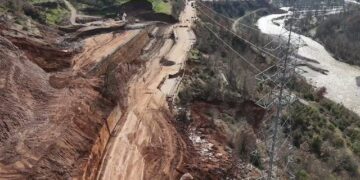 12 pacientë me dializë bllokohen në rrugën Hotolisht–Dragostunjë, shembja e aksit u rrezikon jetën