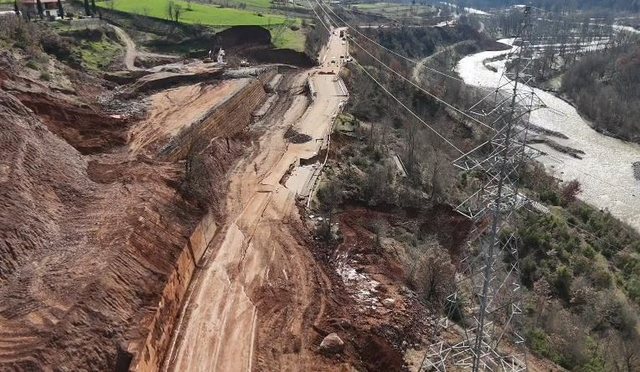 12 pacientë me dializë bllokohen në rrugën Hotolisht–Dragostunjë, shembja e aksit u rrezikon jetën