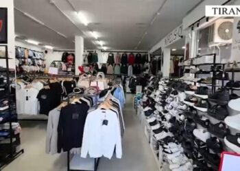 Tregtonte veshje kontrabandë me logo false, arrestohet administratorja e dyqanit