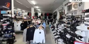 Tregtonte veshje kontrabandë me logo false, arrestohet administratorja e dyqanit