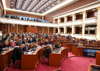 Seancë maratonë prej 18 orësh/ Rrëzohen 6 nismat e opozitës, për statusin e minatorit, arsimin dhe…