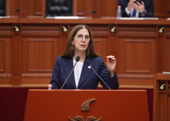 “Nxënësit po marrin me vete thika dhe jo libra”, Kumbaro shmang përgjegjësitë: Dhuna është fenomen global