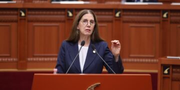 “Nxënësit po marrin me vete thika dhe jo libra”, Kumbaro shmang përgjegjësitë: Dhuna është fenomen global