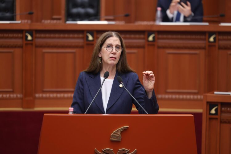 “Nxënësit po marrin me vete thika dhe jo libra”, Kumbaro shmang përgjegjësitë: Dhuna është fenomen global