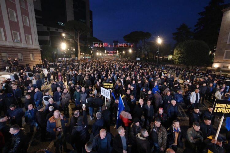 “Qeverinë do ta hedhim në Lanë!”/ Opozita fton qytetarët në protestën kombëtare