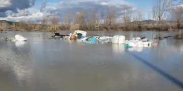 “Tre herë brenda muajsh”, banorët e Fierit përballen me përmbytjet nga shkarkimet e Hecit të Banjës