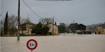 Franca në alarm të plotë për përmbytje, stuhitë vdekjeprurëse godasin Spanjën