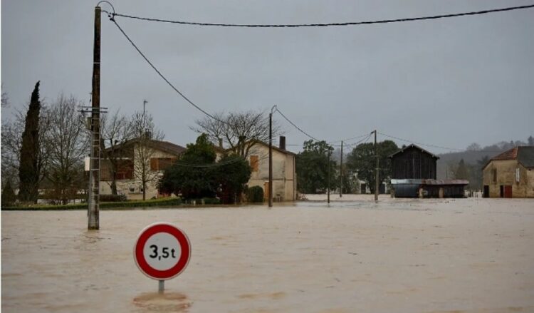 Franca në alarm të plotë për përmbytje, stuhitë vdekjeprurëse godasin Spanjën