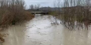 Lumi Ishëm në Fushë Krujë del nga shtrati, izolohet një lagje dhe dhjetra hektarë të përmbytur