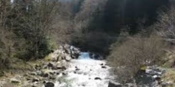 E rëndë në Delvinë, i moshuari rrëzohet aksidentalisht në përrua dhe humb jetën