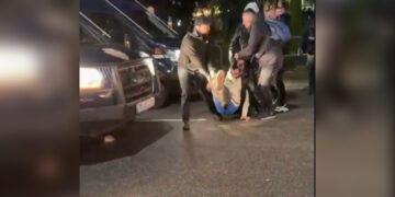 Protesta e opozitës, policia tërheq zvarrë disa protestues për t’i shoqëruar në komisariat