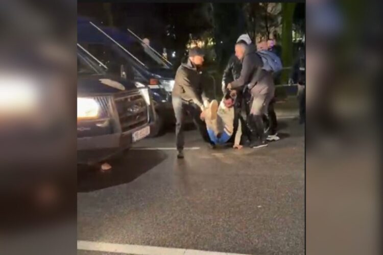 Protesta e opozitës, policia tërheq zvarrë disa protestues për t’i shoqëruar në komisariat