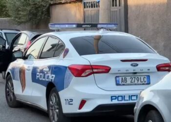 I riu përplas qëllimisht me makinë çiftin e bashkëshortëve, shpallet në kërkim