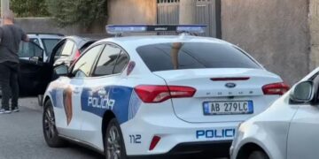 I riu përplas qëllimisht me makinë çiftin e bashkëshortëve, shpallet në kërkim