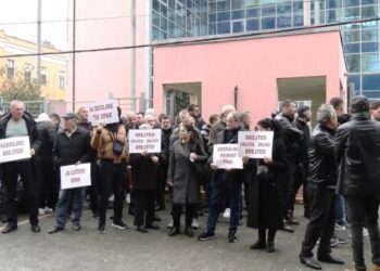 “Kërkojmë drejtësi!” Banorët e fshatit Rrjoll në Velipojë protestojnë para SPAK, kundër ndërtimit të resortit turistik