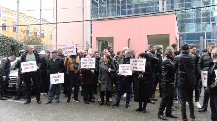 “Kërkojmë drejtësi!” Banorët e fshatit Rrjoll në Velipojë protestojnë para SPAK, kundër ndërtimit të resortit turistik