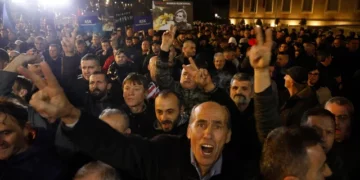 “Shqipëria ndër vendet më të korruptuara”, Revista italiane: Protestuesit kërkojnë dorëheqjen e Edi Ramës