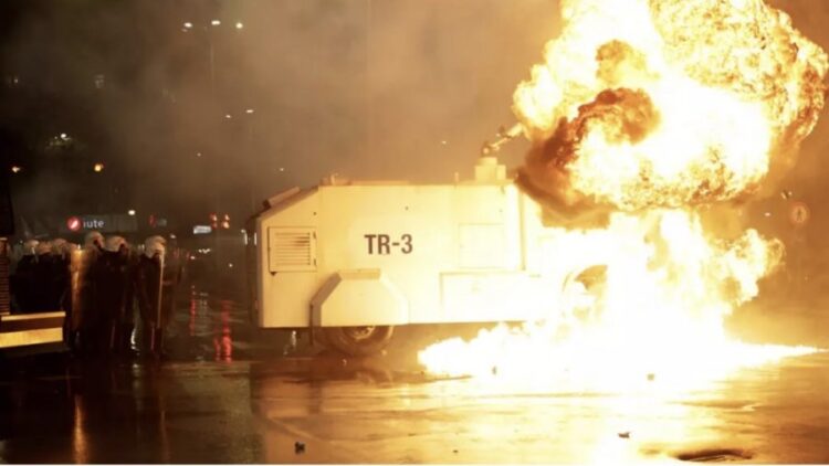 France24: Akuzat për korrupsion qeveritar çojnë në përleshje mes policisë dhe qytetarëve në Tiranë