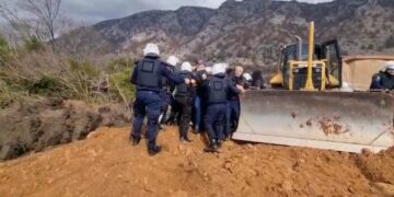 Banorët e Rrjollit përplasen me policët e veshur me skafandra dhe antiplumb: Është toka jonë dhe këtu do të vdesim