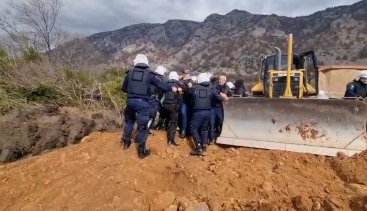 Banorët e Rrjollit përplasen me policët e veshur me skafandra dhe antiplumb: Është toka jonë dhe këtu do të vdesim