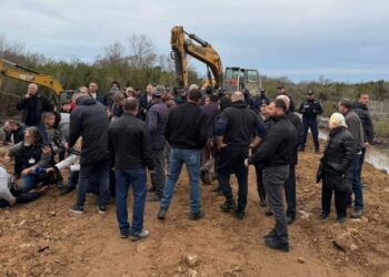 Banorët e Rrjollit në Velipojë vazhdojnë protestën kundër resortit të Bashkim Ulajt në pronat tyre