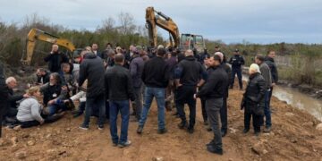Banorët e Rrjollit në Velipojë vazhdojnë protestën kundër resortit të Bashkim Ulajt në pronat tyre