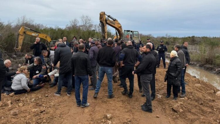 Banorët e Rrjollit në Velipojë vazhdojnë protestën kundër resortit të Bashkim Ulajt në pronat tyre