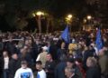 (VIDEO) Qytetarë dhe mbështetës të PD mblidhen para Kryeministrisë, policia ngre dronë