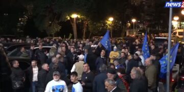 (VIDEO) Qytetarë dhe mbështetës të PD mblidhen para Kryeministrisë, policia ngre dronë