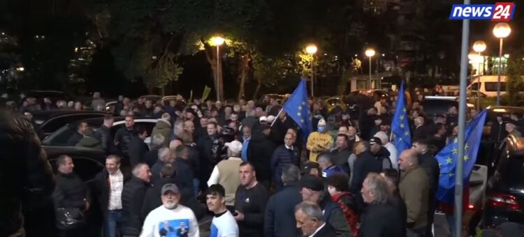 (VIDEO) Qytetarë dhe mbështetës të PD mblidhen para Kryeministrisë, policia ngre dronë