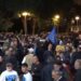(VIDEO) Qytetarë dhe mbështetës të PD mblidhen para Kryeministrisë, policia ngre dronë