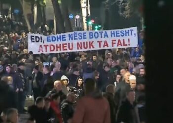 “Edi, edhe nëse bota hesht, Atdheu nuk ta fal!” Banderola në protestën e PD, kërkohet largimi i Ramës dhe Ballukut