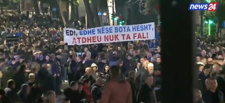 “Edi, edhe nëse bota hesht, Atdheu nuk ta fal!” Banderola në protestën e PD, kërkohet largimi i Ramës dhe Ballukut