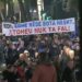 “Edi, edhe nëse bota hesht, Atdheu nuk ta fal!” Banderola në protestën e PD, kërkohet largimi i Ramës dhe Ballukut