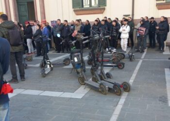 Protestë kundër bllokimit te monopatinave: Zonja ministre ka futur duart në xhepat tanë!