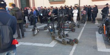 Protestë kundër bllokimit te monopatinave: Zonja ministre ka futur duart në xhepat tanë!