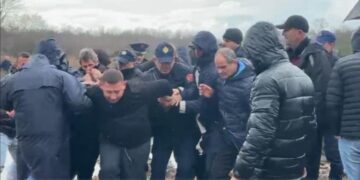 Banorët e Rrjollit sërish në protestë kundër resortit të Bashkim Ulajt: Do hyjmë në grevë urie përpara SPAK