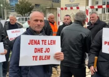 Banorët e Rrjollit protestojnë para Prokurorisë së Shkodrës, kundër grabitjes së pronave për ndërtim resorti