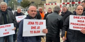 Banorët e Rrjollit protestojnë para Prokurorisë së Shkodrës, kundër grabitjes së pronave për ndërtim resorti