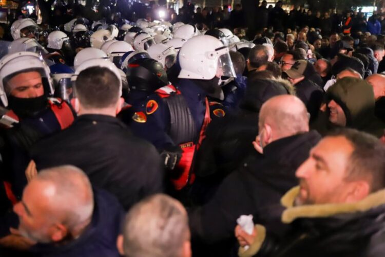 U arrestuan në protestën e opozitës së 10 Shkurtit, lirohen 14 protestuesit