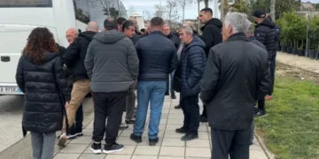 Protestë në Vlorë, qytetarët kundërshtojnë zhvendosjen e stacionit interurban