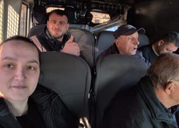 Banorët e Rrjollit bllokojnë punimet për resortin e Bashkim Ualjt, dhjetëra të arrestuar