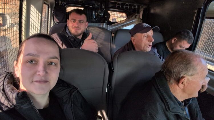 Banorët e Rrjollit bllokojnë punimet për resortin e Bashkim Ualjt, dhjetëra të arrestuar