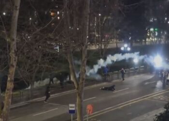 Hidhet molotovë e fishekzjarrë te Kuvendi, momenti kur protestuesi goditet në kokë