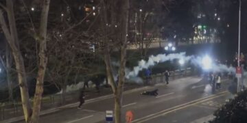 Hidhet molotovë e fishekzjarrë te Kuvendi, momenti kur protestuesi goditet në kokë