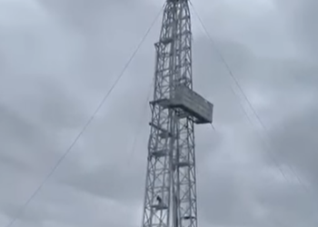 “Dy muaj pa rroga”/ Punonjësja e pastrimit në Kuçovë hipën në majë të kullës dhe tenton të hidhet (Video)