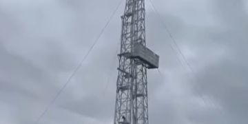 “Dy muaj pa rroga”/ Punonjësja e pastrimit në Kuçovë hipën në majë të kullës dhe tenton të hidhet (Video)